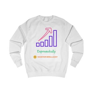 以下が含まれることがあります： 上昇する棒グラフと矢印のグラフィックが特徴の白いスウェットシャツ。緑色の「Exponentially」と下の「MASTER BRILLIANT」の文字。笑顔の顔もデザインに含まれています。