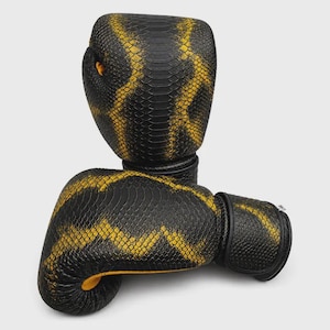 Guantes de boxeo hechos a mano con relieve de serpiente / Cuero de vaca encerado vintage / Guantes profesionales de entrenamiento de MMA, estética retro.