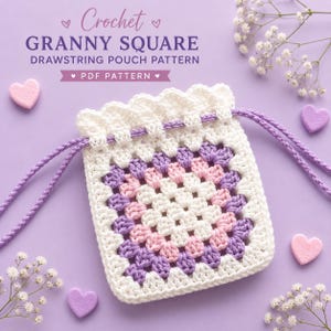 Könnte beinhalten: Ein gehäkeltes Granny-Square-Kordelzug-Taschenmuster in Weiß, Lavendel und Rosa. Die Tasche hat eine Rüschenoberseite und einen lavendelfarbenen Kordelzug. Der Text auf dem Bild lautet "Crochet Granny Square Drawstring Pouch Pattern - PDF Pattern".