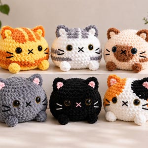 Puede incluir: Seis juguetes de gato redondos, de felpa y tejidos a ganchillo, dispuestos en dos filas. La fila superior presenta un gato naranja a rayas, un gato gris y blanco a rayas y un gato crema con manchas marrones. La fila inferior incluye un gato gris, un gato negro y un gato calicó.
