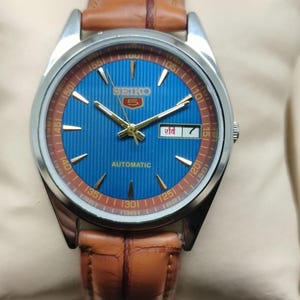 Relógio Seiko Automático Clássico - Mostrador Listrado Azul, Exibição de Dia/Data
