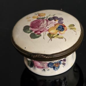 A South Staffordshire enamel snuff-box circa 1770