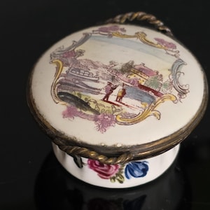 Exquisite South Staffordshire enamel snuff box, circa 1765 - Superb Condition