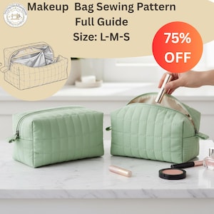 Op de afbeelding: Twee saliegroene gewatteerde make-uptassen worden op een wit oppervlak getoond. Eén tas is open, met een hand die een lippenstift vasthoudt. De afbeelding bevat de tekst "Makeup Bag Sewing Pattern, Full Guide, Size: L-M-S" en een "75% OFF" promotie.