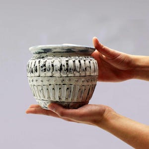 Handgjord kruka i grädde i lerglas, strippad grekisk design, modern botanisk dekor (12 cm)