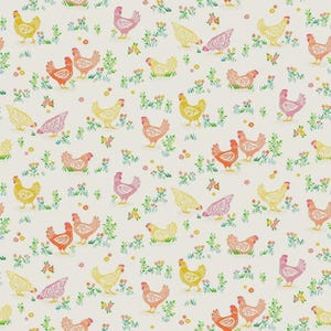 Puede incluir: Patrón repetitivo con gallinas coloridas en varias poses. Las gallinas son en tonos de amarillo, naranja y rosa, sobre un fondo crema con hierba verde y acentos florales. El diseño tiene una estética caprichosa y campestre.