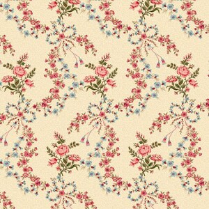 Puede incluir: Patrón floral repetido con rosas rosas, pequeñas flores azules y hojas verdes sobre un fondo crema. El diseño incluye ramos y elementos florales, creando un aspecto clásico y elegante adecuado para tela o papel pintado.