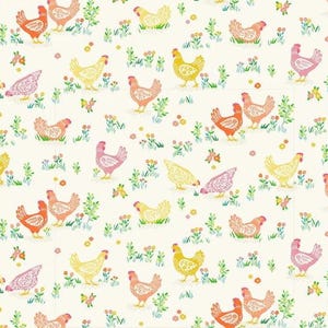 Puede incluir: Un patrón repetitivo de gallinas coloridas en tonos amarillos, naranjas y rosas, intercaladas con hierba verde y pequeñas flores, sobre un fondo crema. El diseño evoca un estilo vintage o de granja.