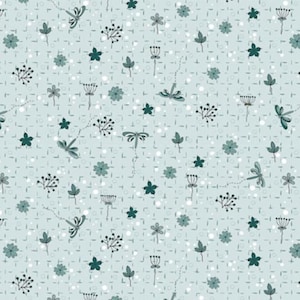 Puede incluir: Una tela de color azul claro con un patrón repetitivo de libélulas de color verde azulado oscuro, flores pequeñas y ramitas de bayas. El fondo incluye una sutil cuadrícula de líneas discontinuas y puntos blancos dispersos, creando un diseño delicado inspirado en la naturaleza.
