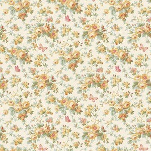 Puede incluir: Patrón repetitivo de rosas amarillas y melocotón con hojas verdes y pequeñas mariposas rosas sobre un fondo crema. El diseño floral recuerda al papel pintado vintage.