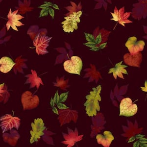 Op de afbeelding: Een herhalend patroon van kleurrijke herfstbladeren in tinten rood, geel, groen en paars. De bladeren zijn verspreid over een donker bordeauxrode achtergrond, wat een seizoensgebonden ontwerp creëert.