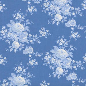Puede incluir: Una tela con un patrón floral repetitivo de rosas blancas y pequeñas flores sobre un fondo azul medio sólido. El diseño consiste en racimos de flores y hojas distribuidos uniformemente por toda la superficie del material.
