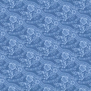 Puede incluir: Una tela de color azul medio con un patrón repetitivo de motivos florales en azul claro y cintas onduladas similares al encaje. El diseño consiste en pequeñas flores y hojas dispuestas en bandas diagonales por toda la superficie del tejido.