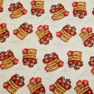 Puede incluir: Patrón repetitivo de cestas llenas de manzanas rojas sobre un fondo crema. Las cestas son de madera marrón claro y tienen un aspecto rústico. Las manzanas son de un color rojo vibrante.