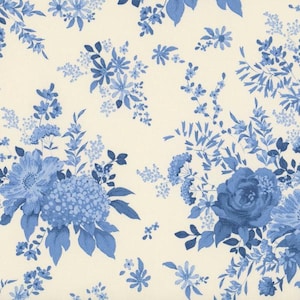 Könnte beinhalten: Ein Stoffmuster mit einem sich wiederholenden Blumendesign in Blautönen auf cremefarbenem Hintergrund. Der Druck zeigt verschiedene Blumensträuße, darunter Rosen und Hortensien, mit detaillierten Blättern und Stängeln, die verteilt sind.
