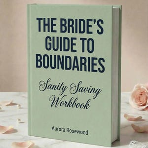 Op de afbeelding: Een saliegroen hardcover boek getiteld The Bride's Guide to Boundaries: Sanity Saving Workbook door Aurora Rosewood. De kaft bevat donker marineblauwe tekst in een combinatie van schreefloze letters en een elegant cursief lettertype.