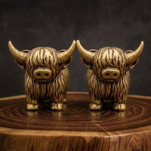 真鍮製ハイランド牛の置物 – 素朴な農家風動物彫刻 (1.9×2.4cm)