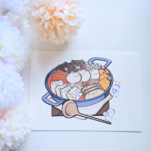 Könnte beinhalten: Illustration eines blauen Topfes, gefüllt mit Cartoon-Lebensmitteln, darunter Tofu, Pilze und Knödel. Die Lebensmittel haben niedliche Gesichter. Ein Holzlöffel liegt auf einer weißen Serviette. Zwei kleine blaue Kreaturen sind gezeichnet.