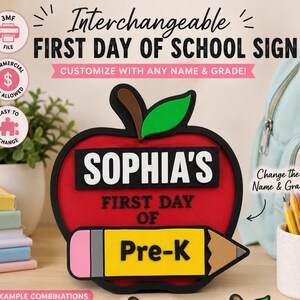 Puede incluir: Un letrero rojo con forma de manzana, borde negro, hoja verde y un lápiz amarillo. El letrero muestra el texto "SOPHIA'S FIRST DAY OF" y "Pre-K" en el lápiz. Ejemplos adicionales muestran nombres como Noah, Emma y Jack.