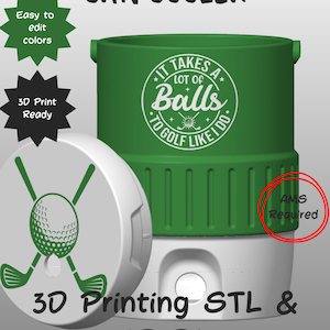 Op de afbeelding: Een 3D-printbestand voor een groene en witte 12oz standaard blikkoeler. De koeler heeft een golfafbeelding met de tekst IT TAKES A LOT OF BALLS TO GOLF LIKE I DO. Het deksel toont een golfbal en twee gekruiste clubs. Bevat de tekst AMS Required.