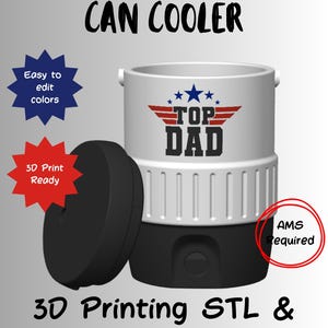Puede incluir: Un archivo STL y 3MF de impresión 3D para un enfriador de latas estándar de 12oz. El enfriador cilíndrico blanco presenta un gráfico de Top Dad con alas rojas y estrellas azules. Incluye una base y tapa negras, con etiquetas de texto Easy to edit colors, 3D Print Ready y AMS Required.