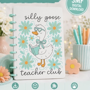 Puede incluir: Una cubierta de cuaderno junior de 8 discos blanca con un gráfico de un ganso con gafas en forma de corazón que sostiene un libro, rodeado de flores azul verdoso y naranja. El texto dice silly goose teacher club en letras negras.