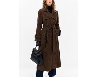 Casaco longo vintage dos anos 70 em camurça marrom, estilo trench coat com cinto e abotoamento duplo.