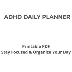 Può includere: Sfondo bianco con la scritta "ADHD DAILY PLANNER" in grigio. Sotto, si legge "PDF stampabile" e "Rimani concentrato e organizza la tua giornata" in testo grigio. Un'agenda digitale.