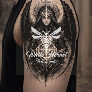Könnte beinhalten: Ein schwarz-weiß Tattoo-Design mit einer Frau mit Engelsflügeln und einem Heiligenschein. Das Design enthält den Text "White Hornet Tattoostudio" in einer stilisierten Schriftart, mit einer detaillierten Illustration einer Hornisse.