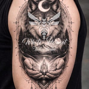 Könnte beinhalten: Schwarz-weiß Tattoo-Design mit einem Wolfskopf, einem Mond, und einem Auge in einem Dreieck. Das Design beinhaltet einen Kristall in Händen, eine Berglandschaft und den Text "White Hornet Tattoo Studio".