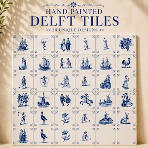 Può includere: Una collezione di piastrelle quadrate in ceramica con illustrazioni blu dipinte a mano su sfondo bianco. La griglia mostra 30 disegni unici tra cui navi, mulini a vento, animali e figure. Il testo in alto recita HAND-PAINTED DELFT TILES.