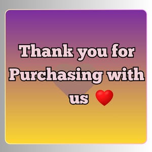 Puede incluir: Gr&aacute;fico cuadrado con un fondo degradado de morado, naranja y amarillo. El texto "Thank you for Purchasing with us" se muestra en negrita, con contorno. Un coraz&oacute;n rojo est&aacute; en la parte inferior.