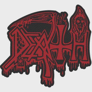Op de afbeelding: Een rood en zwart geborduurde patch met het woord DEATH in een gestileerd lettertype. Het ontwerp bevat een zeisblad over de letters, een spinnenweb, een kleine spin, een kruisvorm en een figuur met een schedelkap in de letter H.