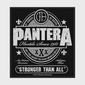 Puede incluir: Un parche rectangular negro con un diseño gráfico blanco desgastado. El texto dice PANTERA, Hostile Since 1981, STRONGER THAN ALL, By Demons Be Driven, 100% Pure Against The Grain American Metal, New Orleans, Louisiana y Arlington, Texas.