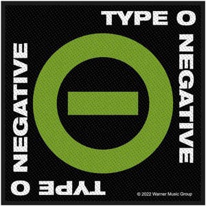 以下が含まれることがあります： 緑色の円と水平線、白で「TYPE O NEGATIVE」の文字が入った黒い正方形のパッチ。バンド名は右と左に縦書き、上と下に横書きで書かれています。