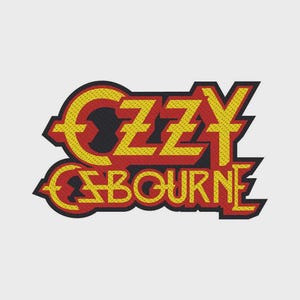 Pode incluir: Um emblema bordado apresentando o texto OZZY OSBOURNE em uma fonte estilizada. As letras são amarelas com uma superfície texturizada, contornadas por uma borda vermelha ousada e finalizadas com uma borda externa preta espessa e definida.