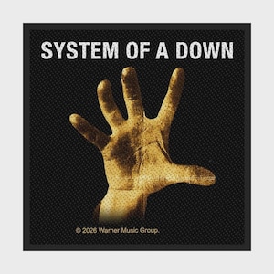 Peut inclure: Un écusson carré noir avec le texte blanc SYSTEM OF A DOWN en haut. Au centre se trouve un graphique d'empreinte de main texturé brun doré. En bas, le texte indique © 2026 Warner Music Group. Le motif présente une texture en pointillés.