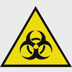 Può includere: Un triangolo equilatero giallo con un bordo nero spesso contenente un simbolo di rischio biologico nero al centro. Il simbolo è costituito da un cerchio centrale con tre lame curve e radianti che formano un motivo circolare all'interno del triangolo.