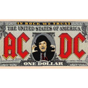 Puede incluir: Un parche tejido rectangular que presenta una parodia de un billete de un dólar con el texto IN ROCK WE TRUST y THE UNITED STATES OF AMERICA. El diseño incluye el logotipo rojo de AC/DC y un retrato central de una persona de pelo oscuro.