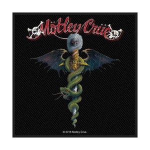 Peut inclure: Écusson carré noir avec le logo Motley Crue en rouge et blanc. Le motif comprend un bâton avec un serpent, des ailes et un crâne. Le texte "© 2018 Motley Crue" est en bas. Le fond est noir avec un motif texturé.