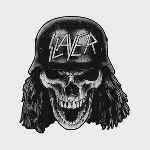 Peut inclure: Un écusson graphique noir et blanc représentant un crâne portant un casque de combat de style allemand. Le mot SLAYER est imprimé en blanc sur le devant du casque. Le crâne a de longs cheveux texturés des deux côtés et une bouche ouverte.