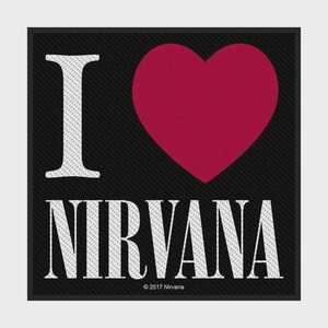Könnte beinhalten: Ein quadratischer schwarzer Aufnäher mit dem weißen Text I, einem großen roten Herzsymbol und dem darunter stehenden weißen Text NIRVANA. Am unteren Rand befindet sich der kleine weiße Text 2017 Nirvana. Das Design hat eine sichtbare Stoffstruktur.