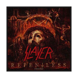Könnte beinhalten: Ein quadratischer, schwarzer Aufnäher mit dem Albumcover "Repentless" von Slayer. Das Design zeigt ein zentrales Gesicht mit Blut, umgeben von Flammen, einem Kreuz und Figuren. Das Slayer-Logo ist rot, darunter steht "Repentless".