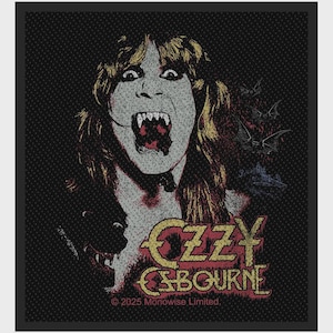 Può includere: Una toppa quadrata in tessuto nero con un'illustrazione grafica di una persona con capelli lunghi e zanne, circondata da pipistrelli. Il testo OZZY OSBOURNE appare in un carattere giallo stilizzato su sfondo rosso, con 2025 Monowise Limited.