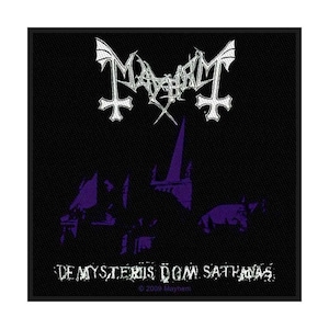 Könnte beinhalten: Schwarzer Aufnäher mit dem weißen Bandnamen "Mayhem" in gotischer Schrift über einer lila Kirchenillustration. Der Text "De Mysteriis Dom Sathanas" befindet sich darunter. Copyright 2009 Mayhem.