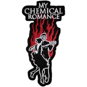 Könnte beinhalten: Ein schwarzer bestickter Aufnäher mit dem weißen Text MY CHEMICAL ROMANCE oben. Unter dem Text befindet sich ein rotes Flammendesign, das eine weiße Umrissillustration von zwei in formeller Kleidung tanzenden Figuren auf schwarzem Grund umgibt.