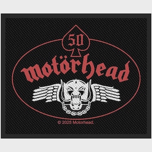 Op de afbeelding: Een zwarte rechthoekige patch met een rode ovale rand en de tekst Motorhead in rode gotische letters. Boven de tekst staat een rood schoppensymbool met het getal 50. Daaronder een witte gevleugelde schedel met een ketting en 2025 Motorhead tekst.