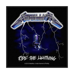 Może przedstawiać: Kwadratowa naszywka z logo Metalliki w kolorze srebrnym i niebieskim, na niebieskim tle z białymi błyskawicami. Tekst "RIDE THE LIGHTNING" znajduje się pod logo, z informacjami o prawach autorskich na dole.