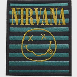 Könnte beinhalten: Ein rechteckiger bestickter Aufnäher mit horizontalen blaugrünen und schwarzen Streifen. Das Wort NIRVANA ist in gelben Großbuchstaben oben aufgestickt. Darunter befindet sich ein gelbes Smiley-Gesicht mit X-förmigen Augen und Zunge.