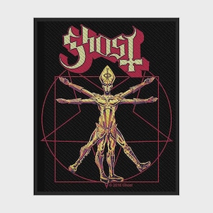 Può includere: Una toppa rettangolare nera con una grafica gialla e rossa di una figura con mitra, con braccia e gambe divaricate all'interno di un pentagramma rosso. La parola GHOST è stampata in giallo sopra la figura, con 2018 Ghost in basso.
